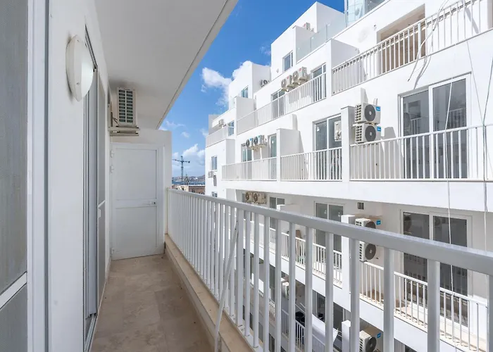 Modern & Luxurious Apartment - Prime Location