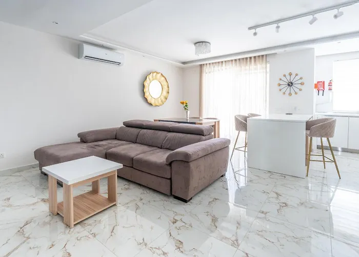 Modern & Luxurious Apartment - Prime Location