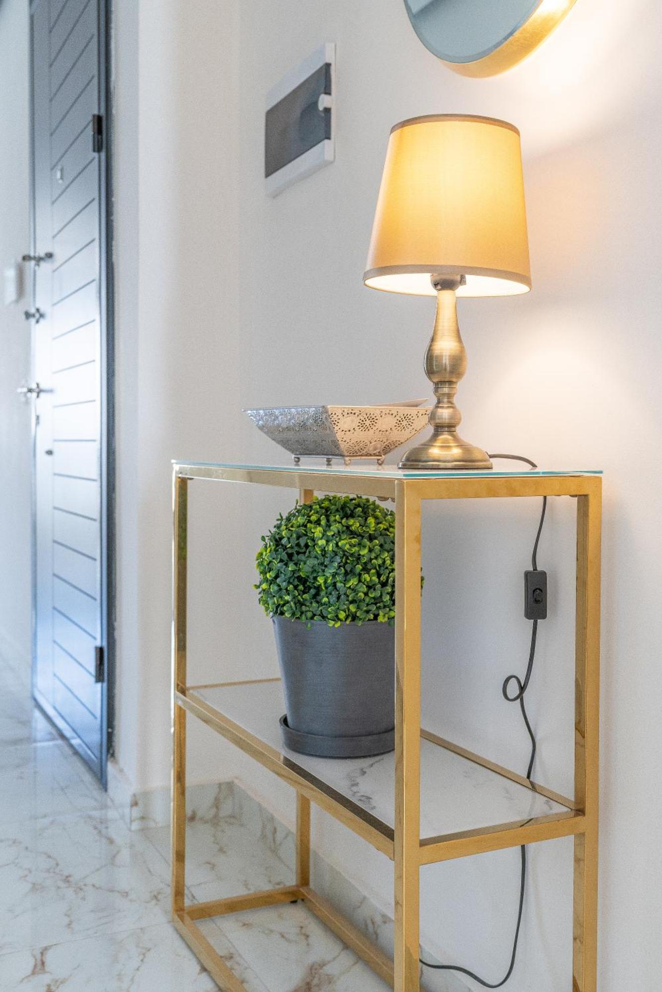 Modern & Luxurious - Prime Location *